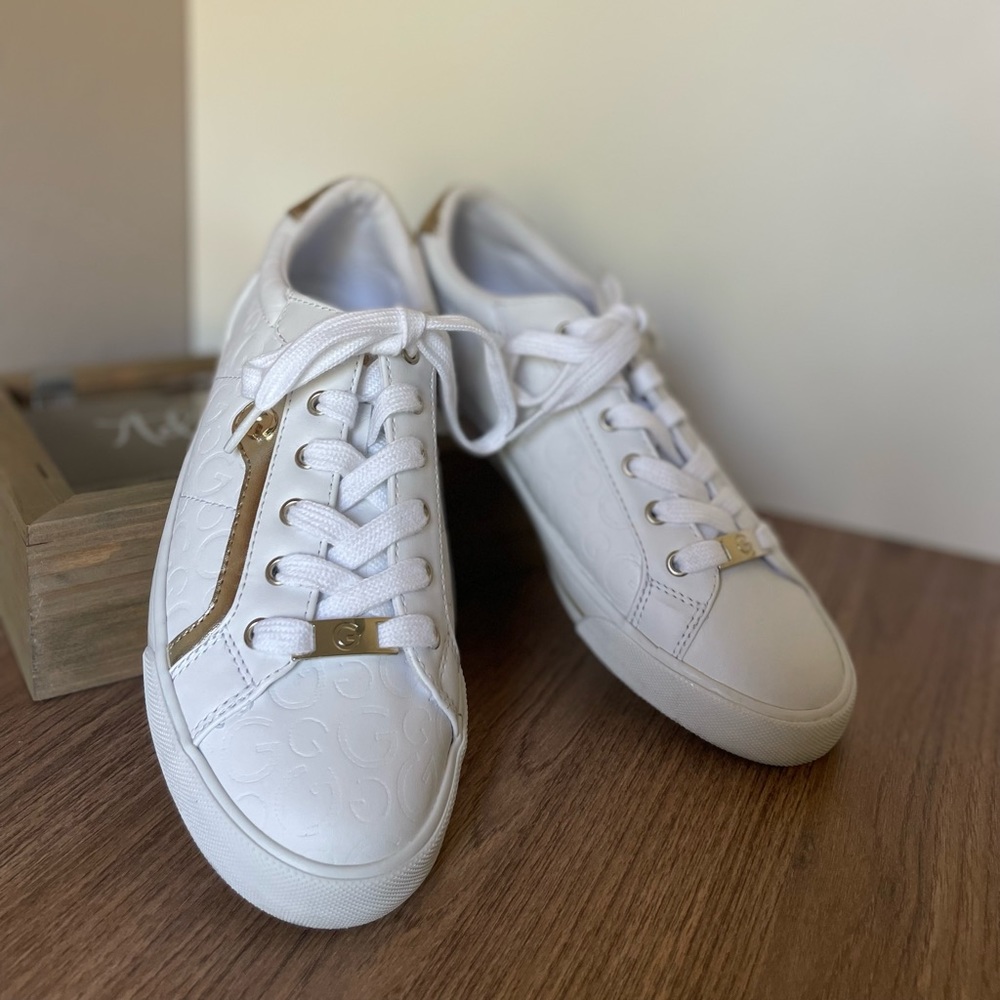 White and gold sneakers, worn only once, they look like new.